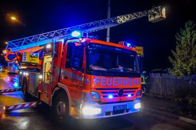 Stuttgart Sued: Brand in Schrebergartenhaus loest Grosseinsatz der Feuerwehr aus.